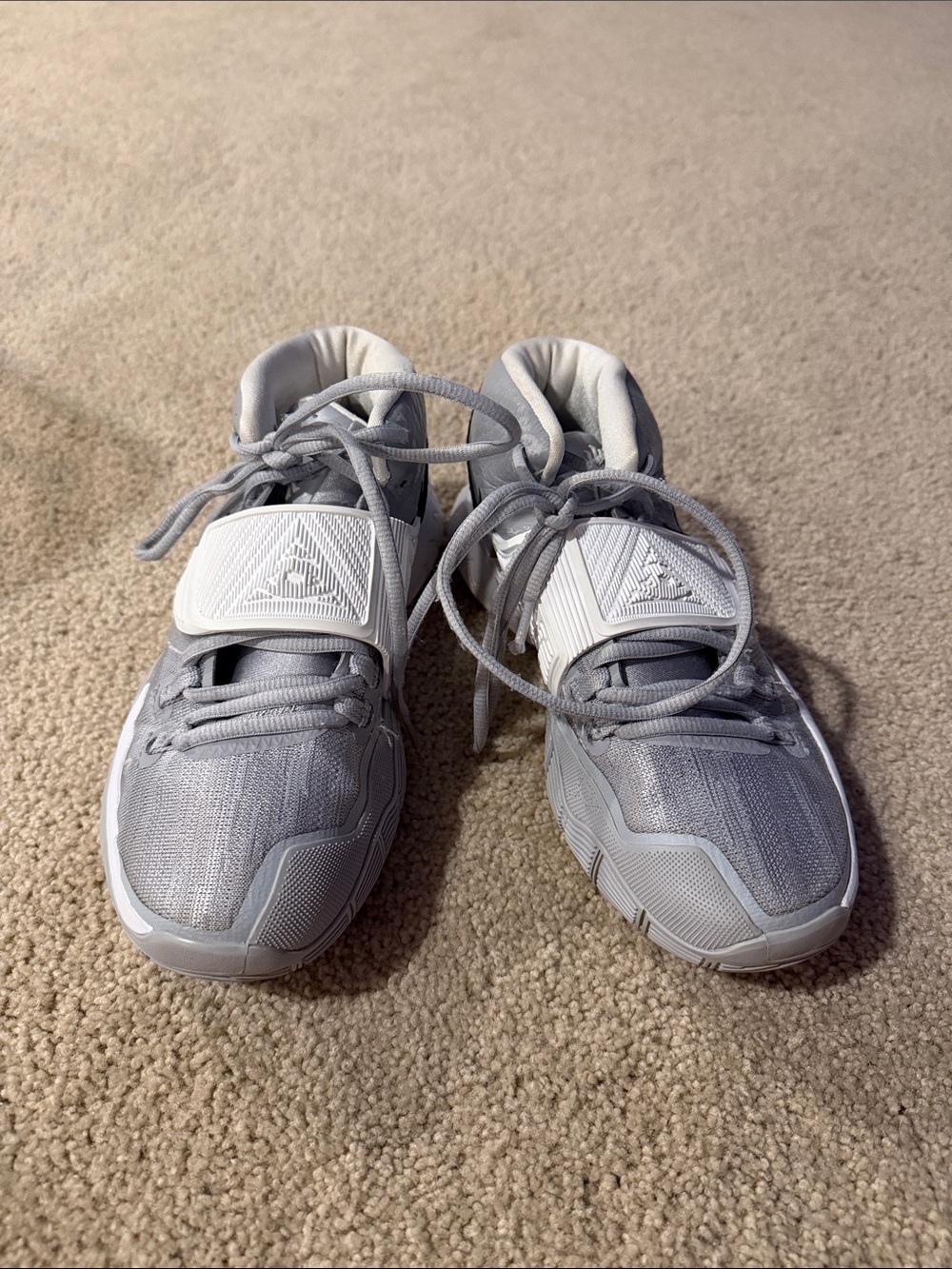 Mens Nike Kyrie 6 Light Gray Athletic Sneakers with Hook-and-Loop Strap